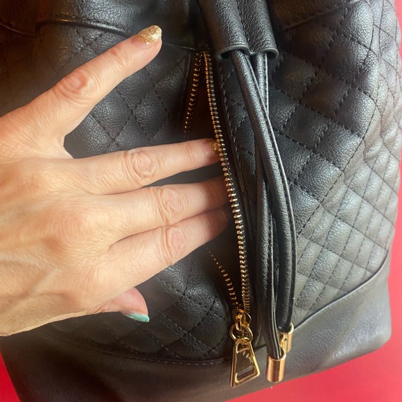 Very stylish shoulder quilted Bucket Bag with tassel tie & magnetic closure - Picture 3 of 6